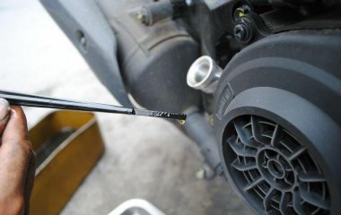 <STRONG>BẠN ĐÃ BIẾT CÁCH THAY NHỚT XE MÁY ĐÚNG CHƯA?<STRONG>